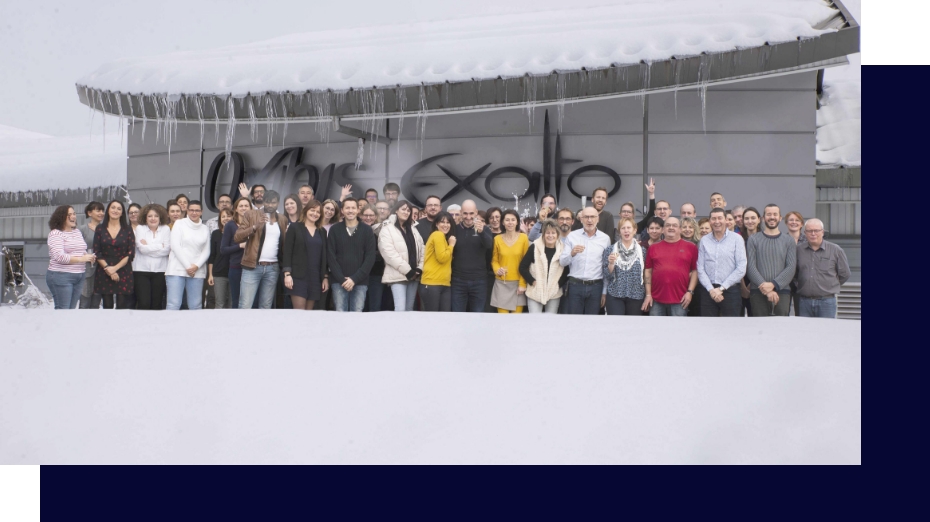 50 membres de l’équipe OxibisGroup devant l’entreprise en hiver sous la neige